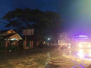 Air Limpas ke Badan Jalan Raya, Arus Lalu Lintas Pati-Kudus Tersendat