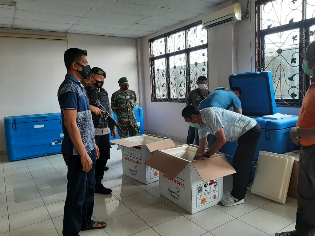 KAWAL: Petugas kepolisian melakukan pengawalan vaksin Sinovac di kantor Dinas Kesehatan Grobogan Minggu (24/1/2021). (MUHAMAD ANSORI/LINGKAR JATENG)