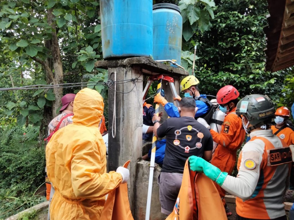 Gabungan tim SAR mengevakuasi Darmi, korban tenggelam di sumur warga di Desa Karangbangun, Jumapolo, Rabu (27/1/2021). (PUJOKO/LINGKAR.CO)