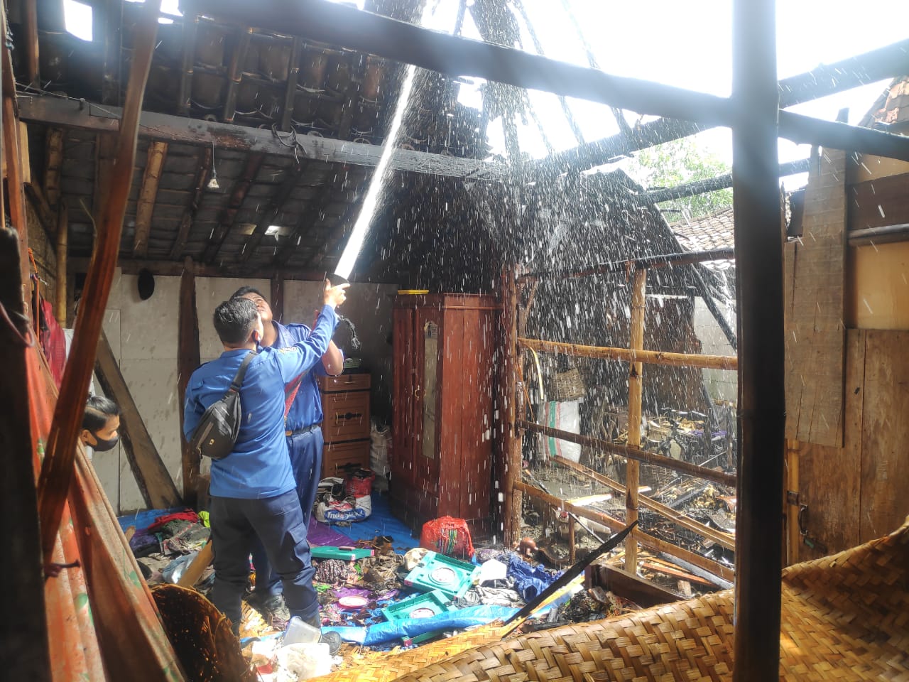 PEMADAMAN: Tim Damkar saat melakukan pemadaman di rumah Masruri, warga Desa Boloh, kemarin. (MUHAMAD ANSORI/LINGKAR JATENG)