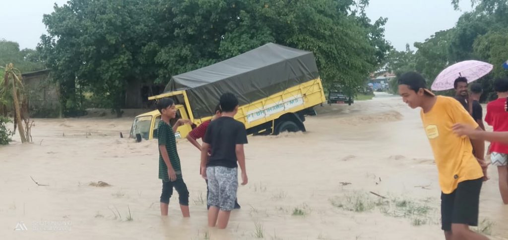 Kecamatan Toroh Diterjang Banjir, Akses Jalan Terganggu hingga Sebabkan Truk Terperosok