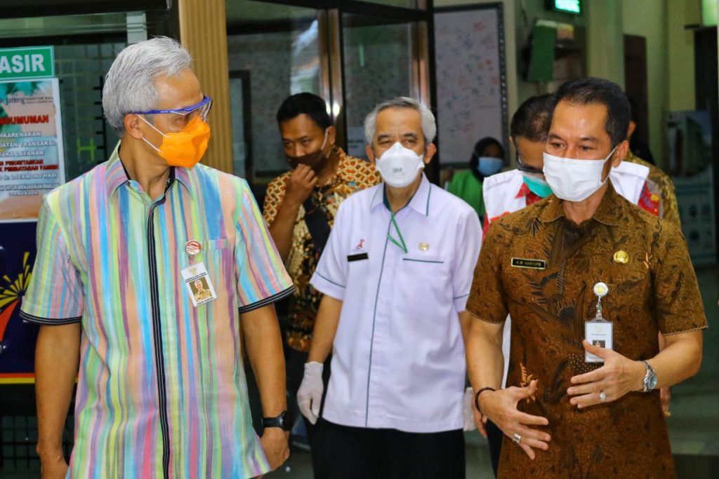 Plt. Bupati Kudus HM. Hartopo mendampingi Gubernur Ganjar Pranowo saat meninjau pelaksanaan vaksin Selasa (26/1/2021).(DOK LINGKAR.CO)