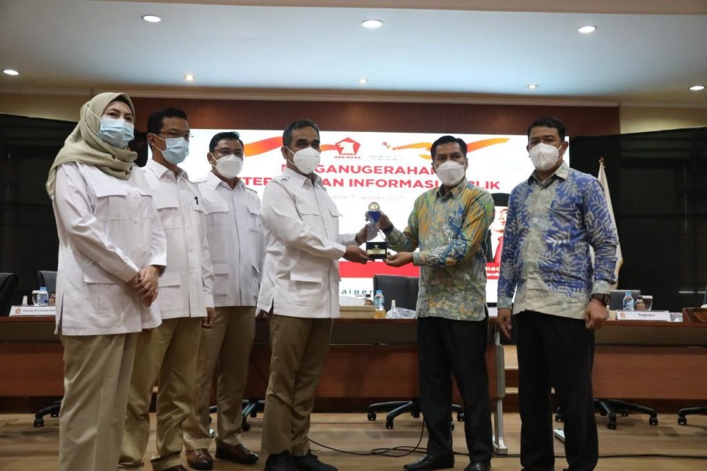 Secara simbolis menerima penghargaan KIP, di Aula Kantor DPP Partai Gerindra, Jakarta Selatan. (DOK. LINGKAR.CO)