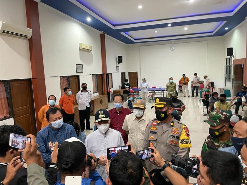Bupati Pati Haryanto didampingi Polres Pati saat memberikan keterangan kepada awak media usai merazia sejumlah tempat hiburan malam.(DOK ISTIMEWA/LINGKAR.CO)