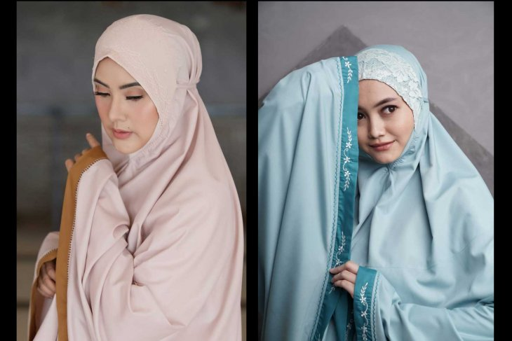 Mukena Siti Khadijah diperagakan oleh model baru-baru ini. (ANTARA/LINGKAR.CO)