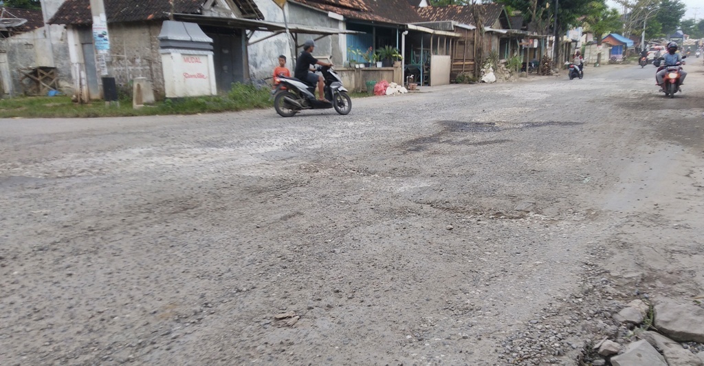 RUSAK: Ruas Jalan Provinsi di Kabupaten Rembang yang rusak parah. (MUHAMMAD AKID AUNULHAQ/KORAN LINGKAR JATENG)