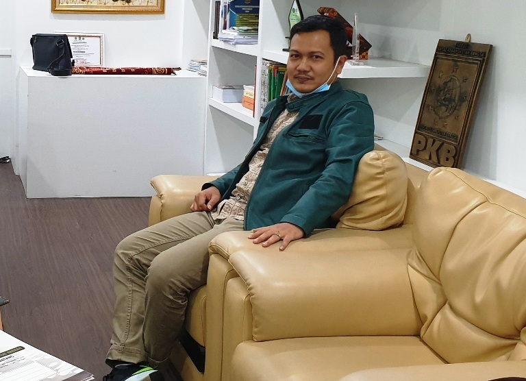 MENJELASKAN: Ketua DPRD Kabupaten Batang Maulana Yusuf di kantornya baru-baru ini.(DOK LINGKAR.CO)