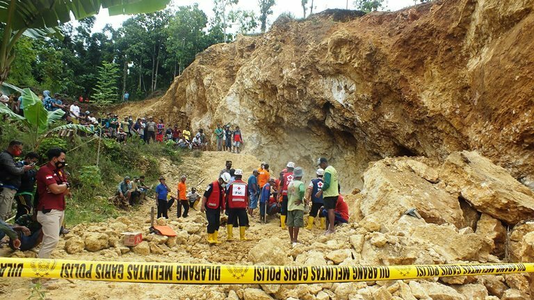 TERTIMBUN: Petugas gabungan dari PMI, BPBD dan pihak terkait mengevakuasi korban yang tertimbun batu galian C di Dusun Pagergunung, Desa Katekan, Kecamatan Brati Rabu (17/2). (MUHAMAD ANSORI/KORAN LINGKAR JATENG)