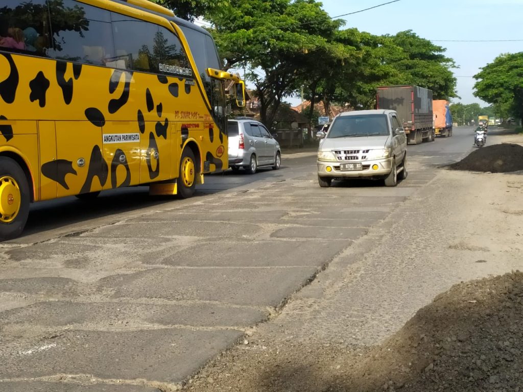 BERBAHAYA: Kondisi ruas jalan Juwana-Rembang yang rusak parah dan membahayakan pengendara. (DOK KORAN LINGKAR JATENG)
