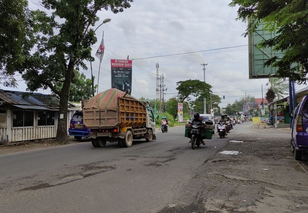 BERTAMBAH: Kondisi jalan rusak di ruas jalan Kudus-Jepara, tepatnya di depan Terminal Jetak, Kecamatan Kaliwungu, Kudus. (NISA HAFIZHOTUS SYARIFA/LINGKAR JATENG)