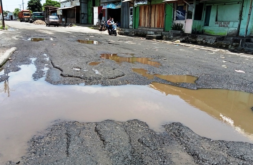 PARAH: Kerusakan jalan Usman Jannatin yang berada di Kawasan Pelabuhan Tanjung Mas, Semarang Utara. (DINDA RAHMASARI TUNGGAL SUKMA /KORAN LINGKAR JATENG)