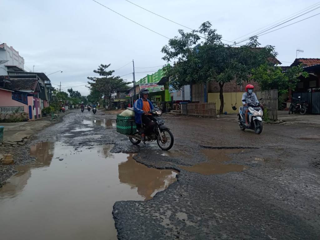 BELUM DITANGANI: Sejumlah titik jalan Pati - Gabus yang merupakan jalan milik provinsi kondisinya rusak parah, penuh lubang menganga yang bahayakan pengguna jalan. (MIFTAHUSSALAM/KORAN LINGKAR JATENG)