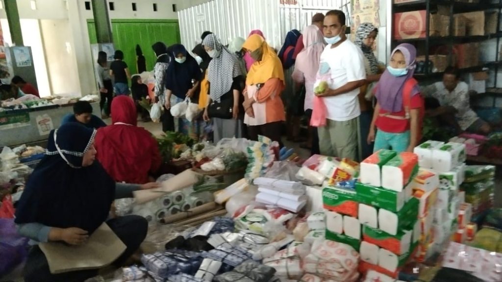 Kerumunan terjadi di pasar rakyat, Wegu Wetan, Kota Jumat (5/2/2021).(DOK ISTIMEWA/LINGKAR.CO)