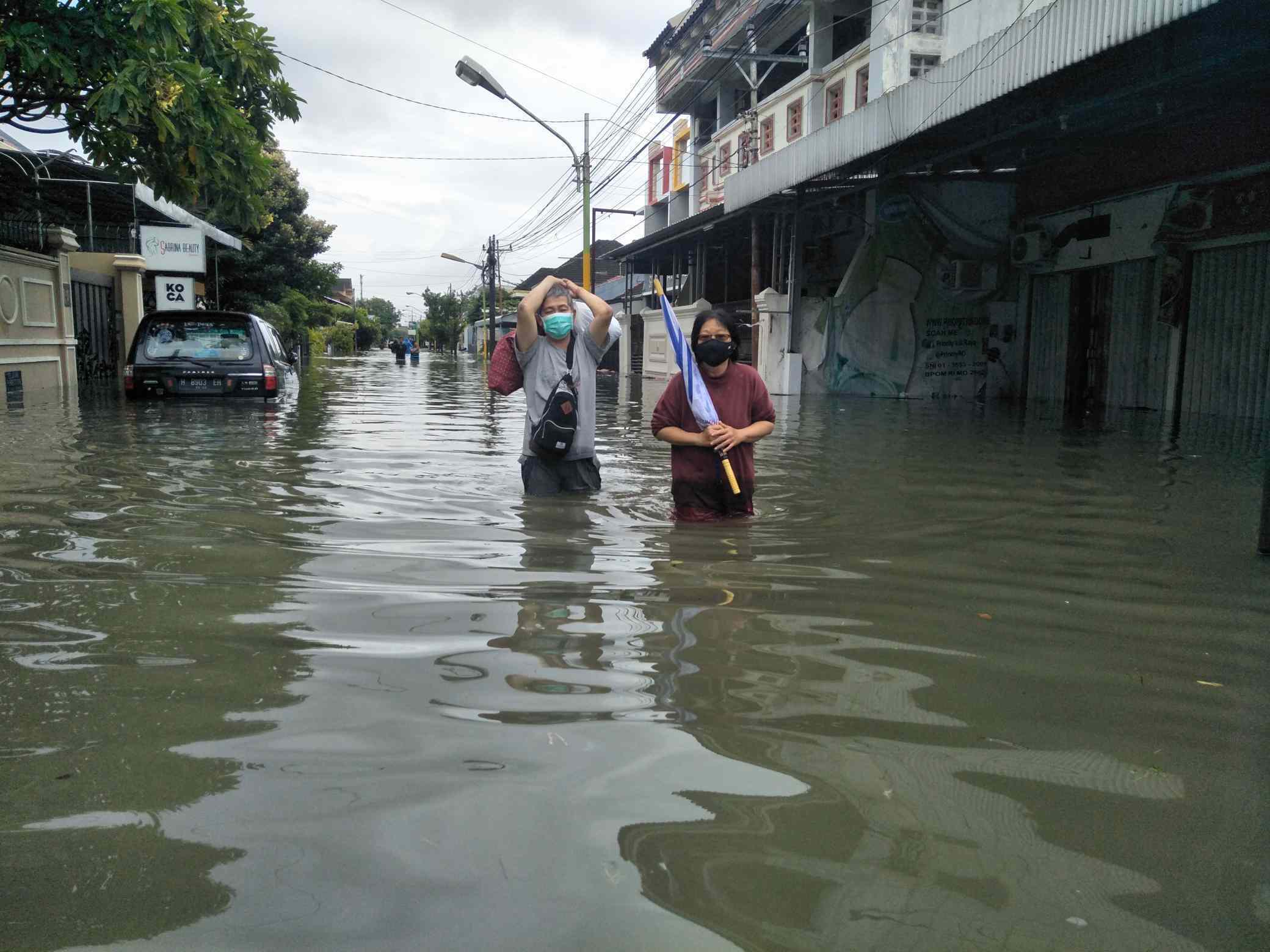 TINGGI : Banjir Genangi Kelurahan Panggung Lor, Kecamatan Utara sejak pagi, ketinggiannya capai diatas lutut orang dewasa Sabtu (6/2).