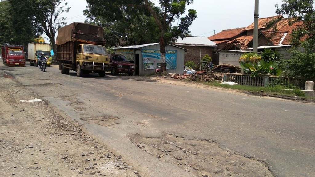 BERBAHAYA: Kondisi jalan di sepanjang Jalan Raya Karangawen-Mranggen, Kabupaten Demak rusak dan sering menyebabkan kecelakaan. (ADITIA ARDIAN/KORAN LINGKAR JATENG)