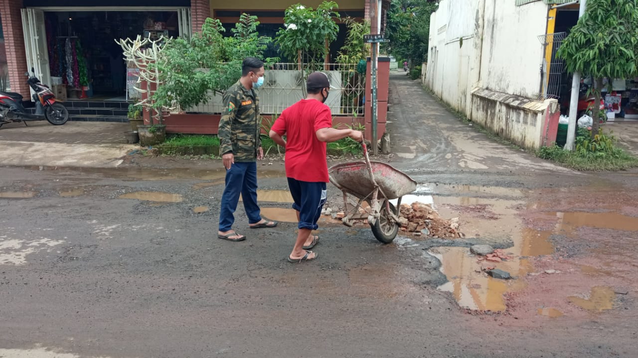 AKSI: Sejumlah warga menambal lubang jalan Ronggokusumo, Kecamatan Margoyoso. (DOK WARGA FOR LINGKAR JATENG)