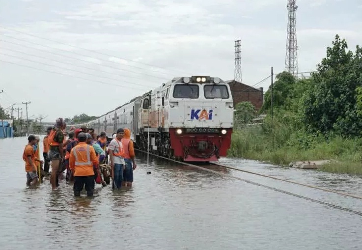 Rangkaian KA melintas di jalur Stasiun Tawang yang tergenang banjir beberapa waktu lalu. (DOK KORAN LINGKAR JATENG)
