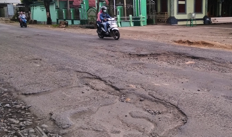 RUSAK: Jalan rusak dan berlubang di sepanjang jalan raya Karangawen-Mranggen, Demak. (ADITIA ARDIAN/KORAN LINGKAR JATENG)