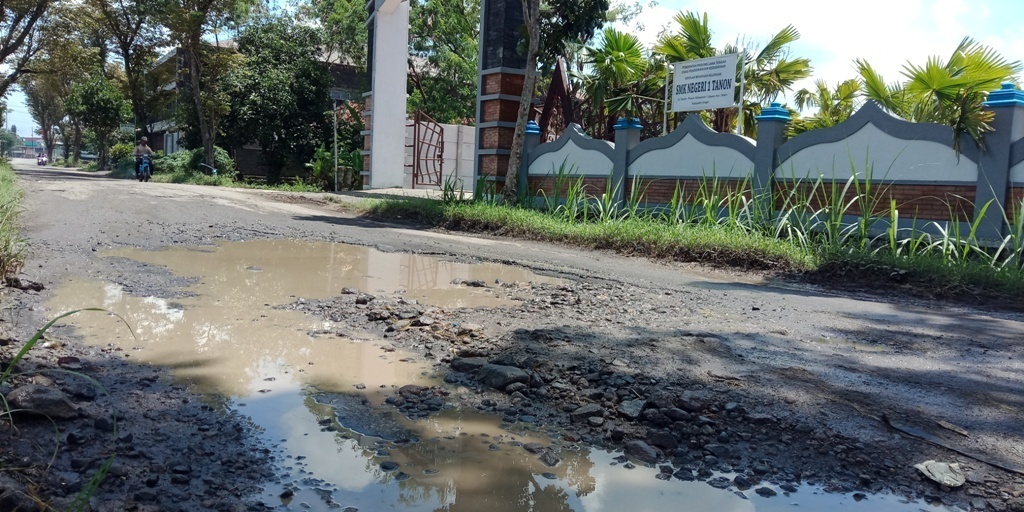 PARAH: Salah satu titik ruas jalan rusak di wilayah Kabupaten Sragen. (MUKHTARUL HAFIDZ/KORAN LINGKAR JATENG)