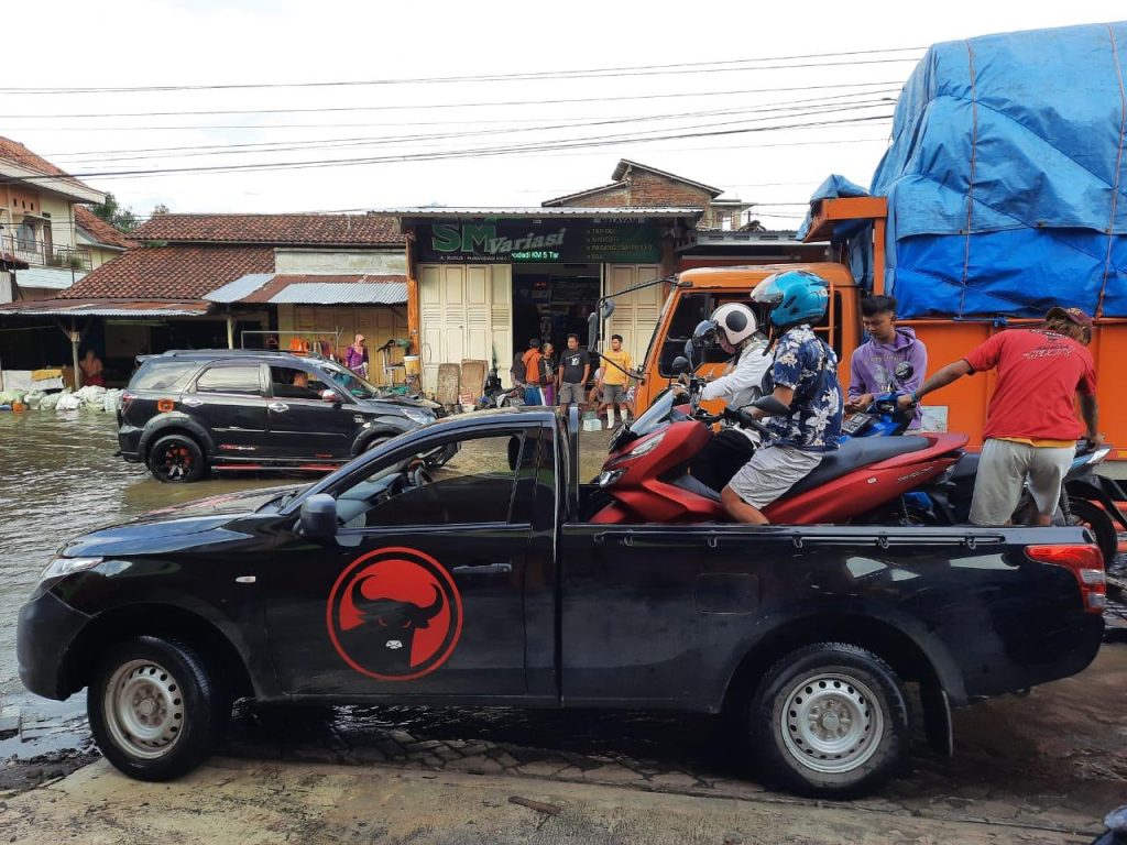 Terjang Banjir, Warga Merasa Terbantu dengan Mobil Bak Terbuka DPC PDI Perjuangan