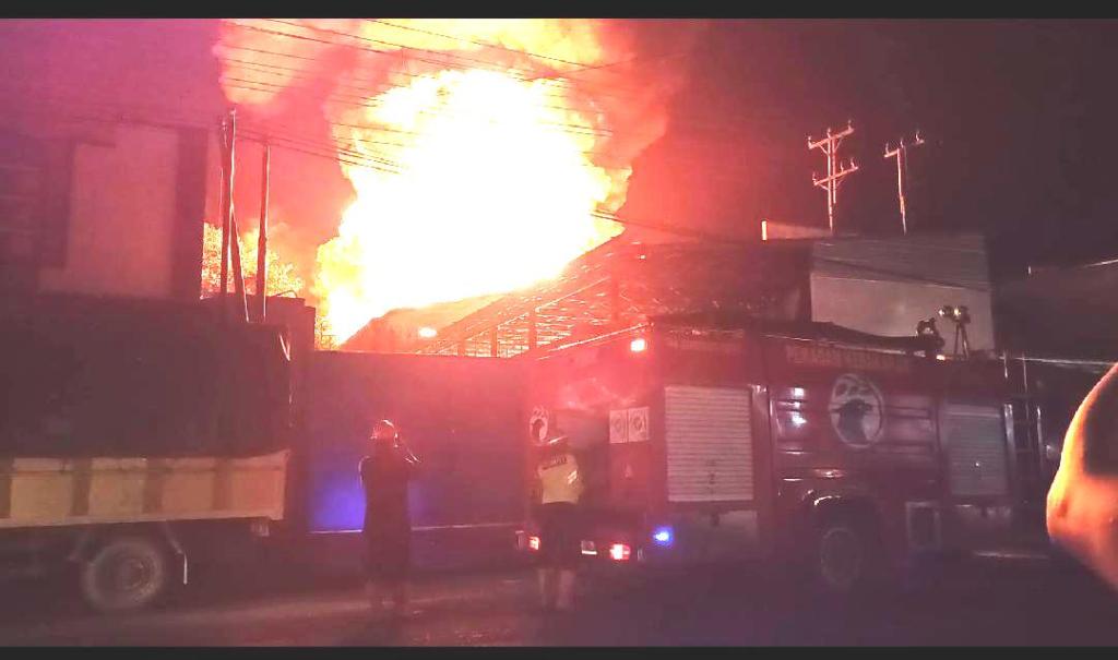 Api nampak membumbung tinggi yang bersumber dari gudang penyimpanan perabot rumah tangga d i Desa Semampir, Pati.(DOK WARGA FOR LINGKAR.CO)