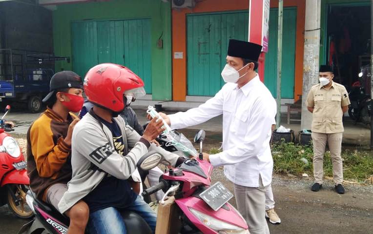 PEDULI: DPC Partai Gerindra Kabupaten Rembang membagikan masker kepada pengguna jalan Minggu (14/2/2021).(DOK DPC GERINDRA REMBANG FOR LINGKAR.CO)