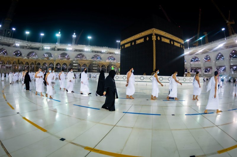 Jemaah menunaikan umrah di Masjidil Haram di Mekah, Arab Saudi, beberapa waktu lalu, sembari mematuhi protokol kesehatan dengan mengenakan masker dan menjaga jarak sosial. (ANTARA/KORAN LINGKAR JATENG)