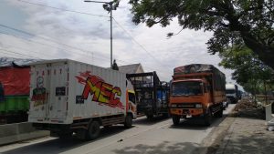 Arus Lalu Lintas Pantura Demak-Semarang Macet Pantura karena Banjir dan Jalan Berlubang