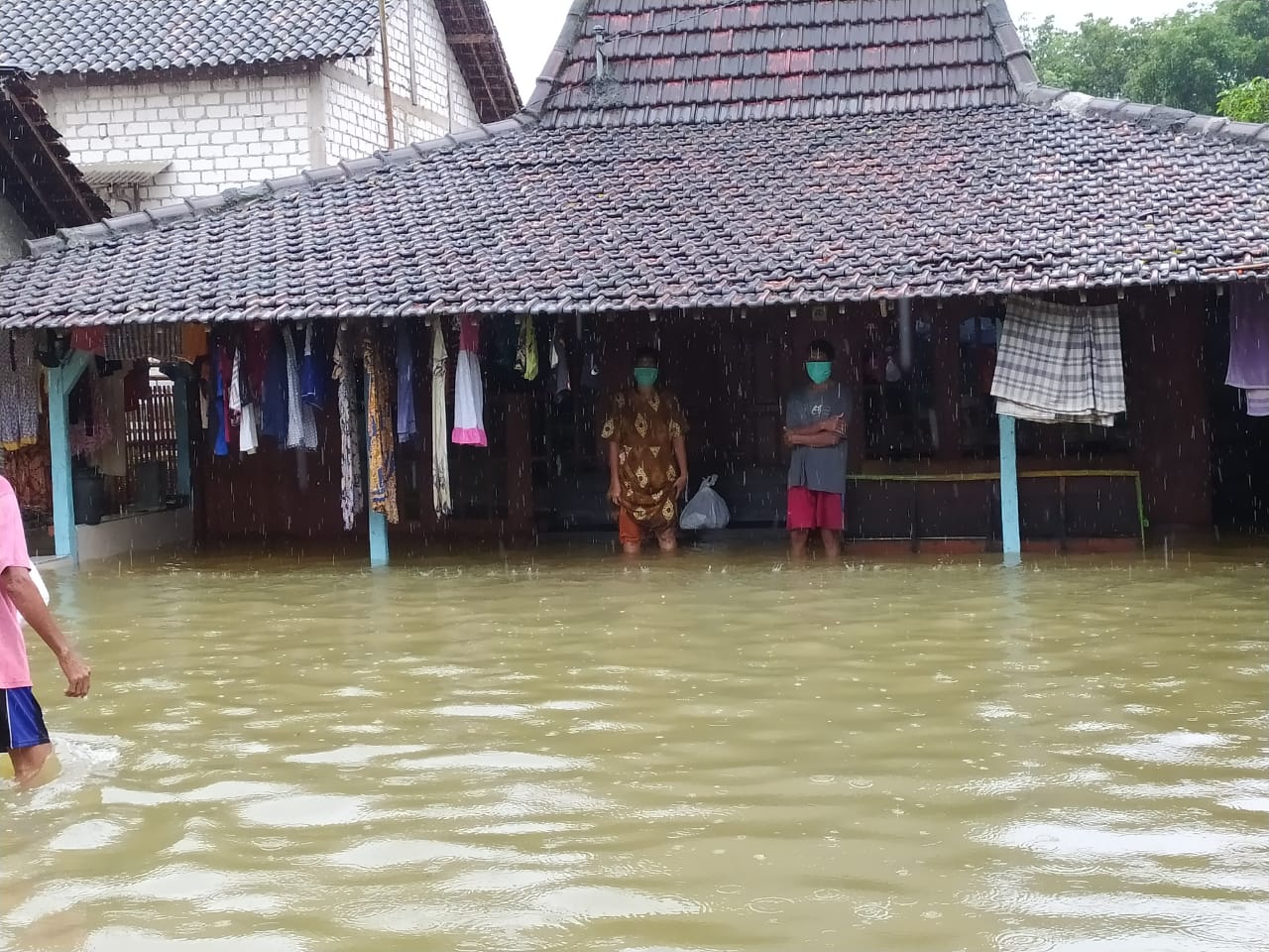 AKTIVITAS TERGANGGU: Sejumlah warga masih bertahan di rumahnya yang diterjang banjir di Desa Mintobasuki, Kecamatan Gabus Minggu (7/2/2021).(DO WARGA FOR KORAN LINGKAR JATENG)