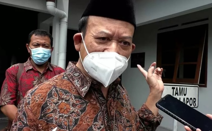 Bupati Banyumas Achmad Husein saat memberi keterangan pers di Pendopo Sipanji, Purwokerto, Kabupaten Banyumas, terkait dengan persiapan pelaksanaan Gerakan Jateng di Rumah Saja, Rabu (3/2/2021). (KORAN LINGKAR JATENG/LINGKAR.CO)
