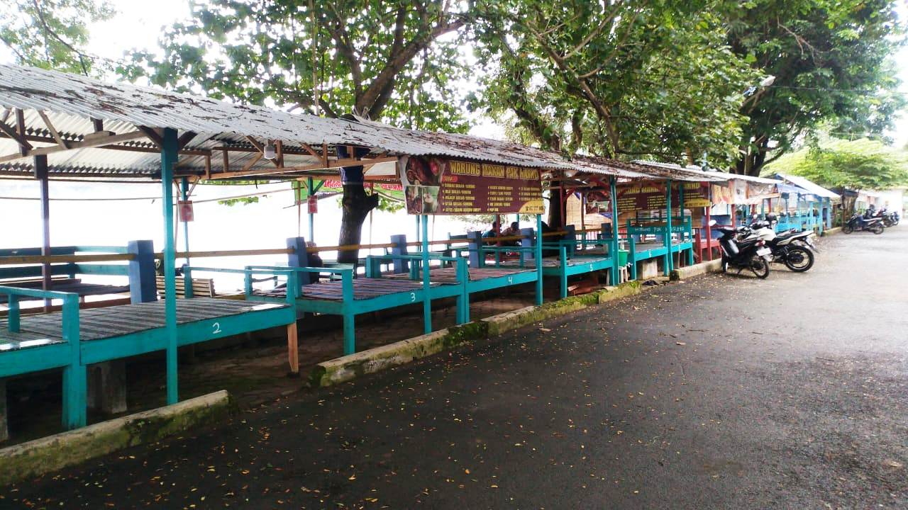 WISATA: Tempat makan di sepanjang Waduk Gunung Rowo, Kecamatan Gembong baru-baru ini. (MAULANA AINUL YAKIN/LINGKAR.CO)