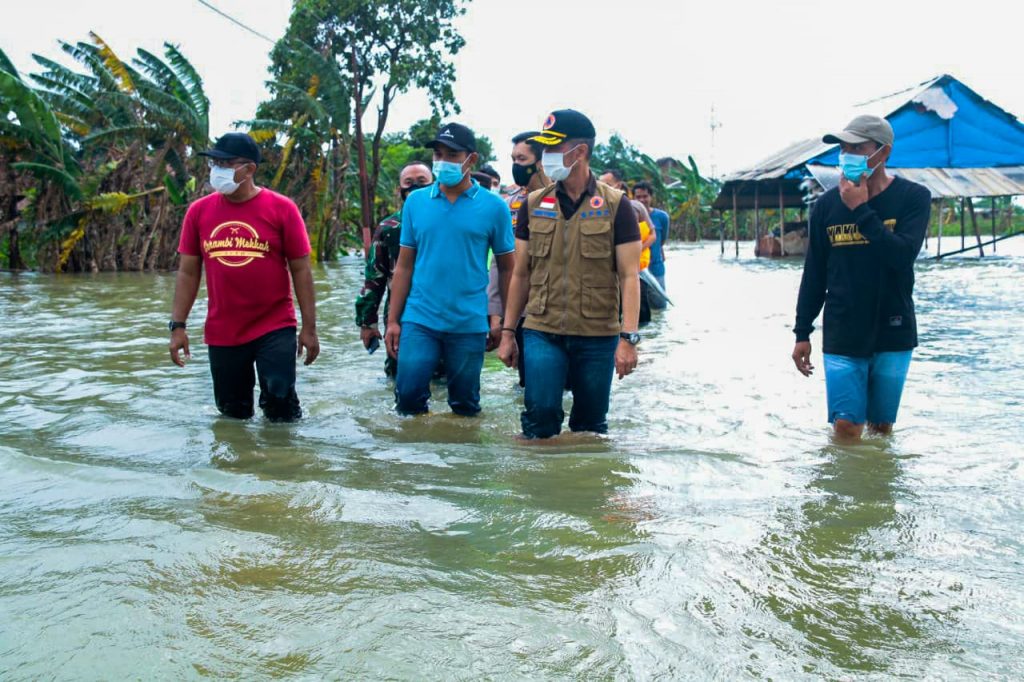 Plt Bupati Kudus Dr. HM Hartopo saat meninjau lokasi banjir sembari menyapa warga terdampak banjir di Desa Setrokalangan, Minggu (31/1/2021). (DOK KOMINFO KUDUS FOR LINGKAR.CO)