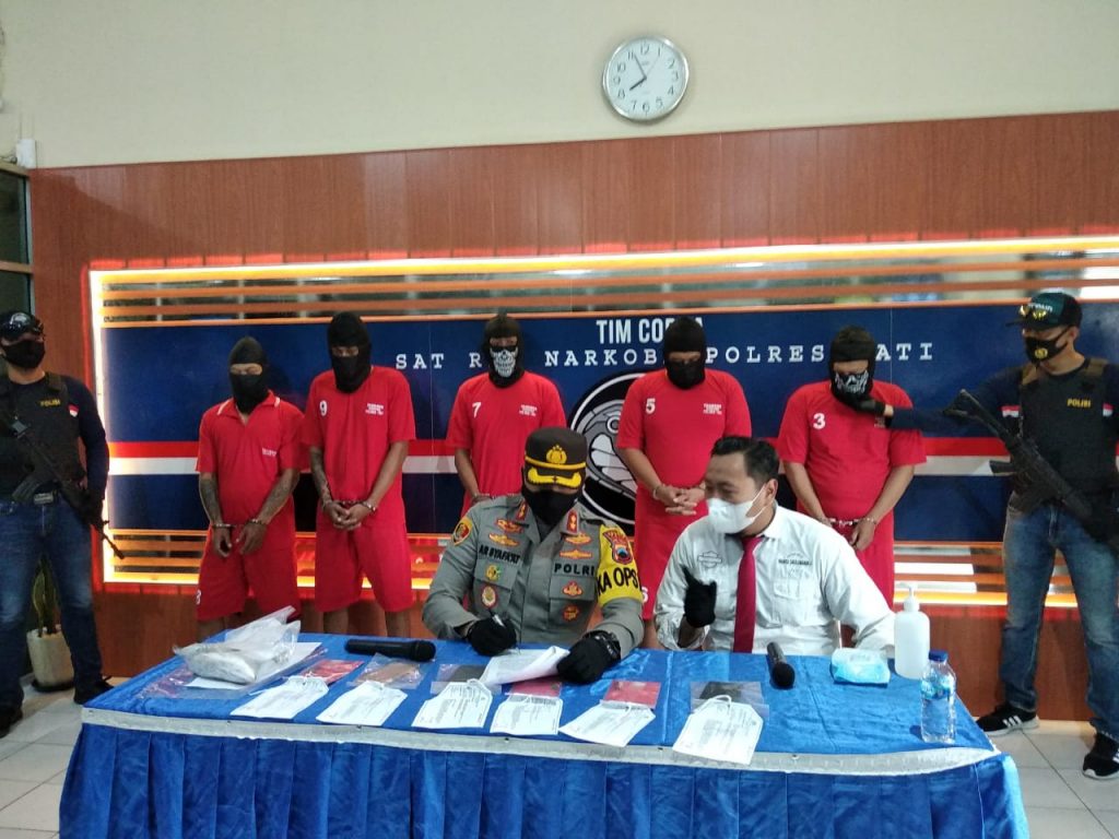 Kapolres Pati AKBP Arie Prasetya Syafa’at menggelar jumpa pers tentang pengungkapan kasus Narkoba di ruang Satres Narkoba Polres Pati, Senin (1/2/2021). (ISTIMEWA/LINGKAR.CO)