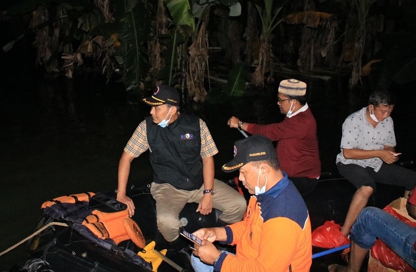 Ketua DPRD Kabupaten Jepara Haizul Maarif (pakai rompi hitam)saat turun ke lokasi banjir di Desa Dorang Kecamatan Nalumsari Kabupaten Jepara Selasa (2/2).