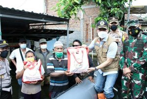 Terjang Banjir, Plt. Bupati Kudus Serahkan Bantuan dari Presiden untuk Korban Banjir