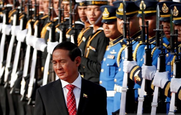 Presiden Myanmar Win Myint meninjau penjaga kehormatan selama upacara penyambutannya di Government House di Bangkok, Thailand, belum lama ini. (KORAN LINGKAR JATENG/LINGKAR.CO)