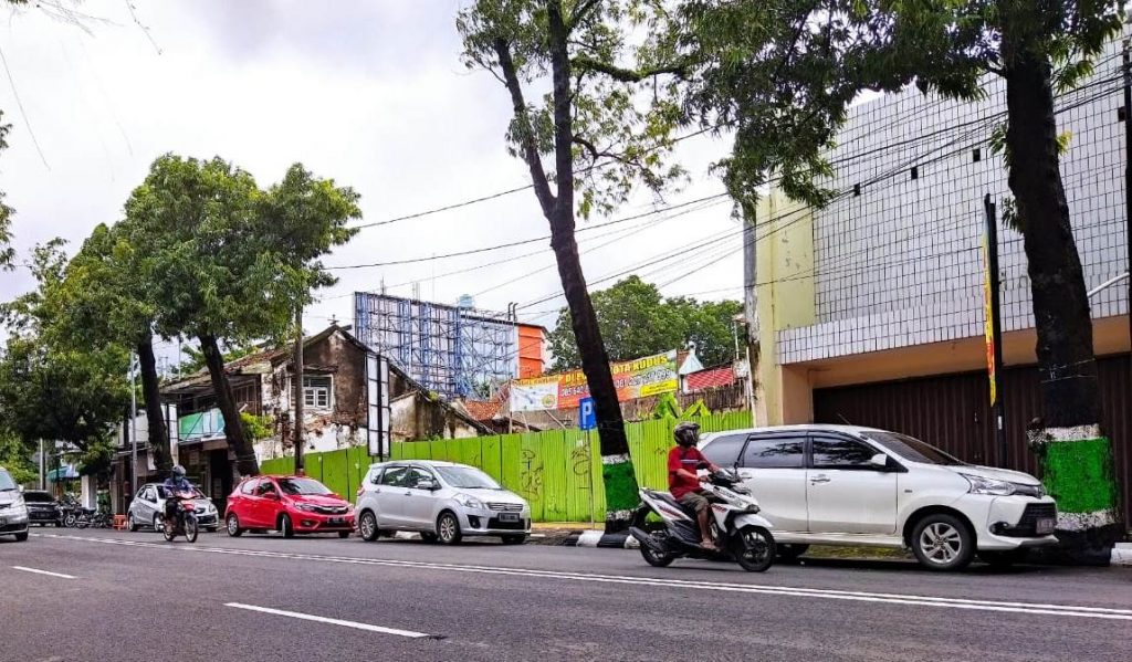 Kendaraan parkir sebelah kiri di Jalan Ahmad Yani, Kudus, Selasa (2/2/2021). (IVAN AJIE/LINGKAR.CO) 