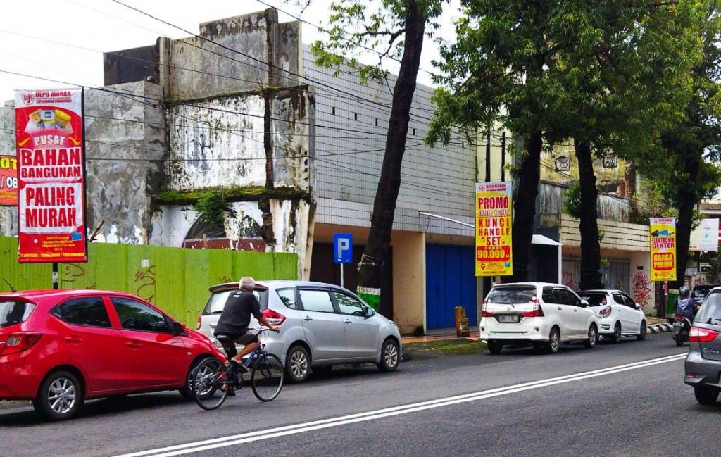 Kendaraan parkir sebelah kiri di Jalan Ahmad Yani, Kudus, Selasa (2/2/2021). (IVAN AJIE/LINGKAR.CO)