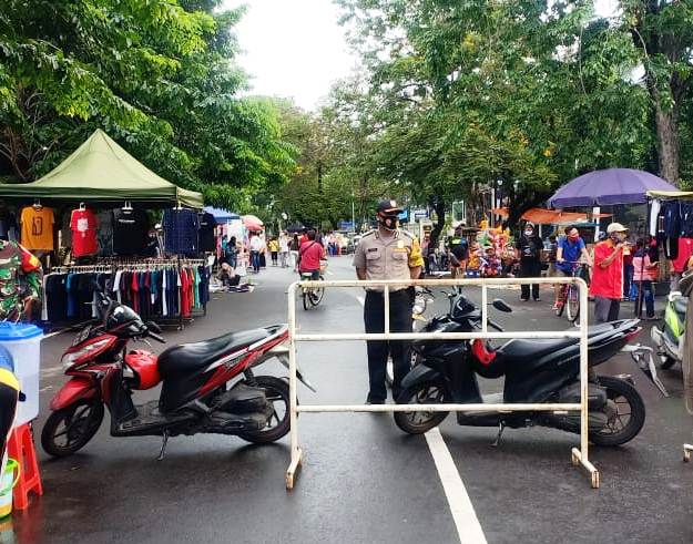 PEMBATASAN: Petugas kepolisian berjaga di area berjualan pedagang di Stadion Diponegoro, Kota Semarang Rabu (3/2/2021).(DINDA RAHMASARI/KORAN LINGKAR JATENG/LINGKAR.CO)