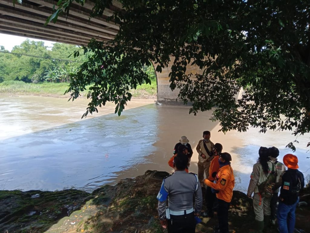 PANTAU: Sejumlah anggota SAR, Satpol PP dan kepolisian melihat situasi TKP korban di Sungai Bengawan Solo di bawah jembatan Ring road (15/2/2021). (PUJOKO/KORAN LINGKAR JATENG)
