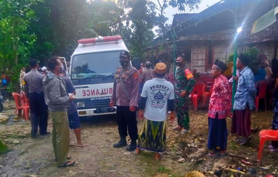 EVAKUASI: Situasu rumah duka di Desa Jumo, Kecamatan Kedungjati, Jumat (12/2). (MUHAMAD ANSORI/KORAN LINGKAR JATENG)