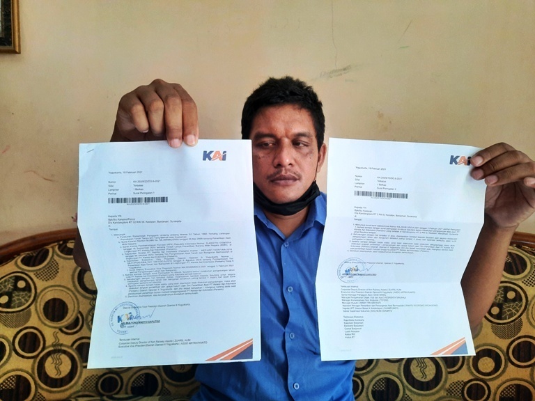 Warga menunjukkan surat yang dilayangkan PT KAI ke sejumlah warga Kadangdoro, Kelurahan Kestalan, Banjarsari.(GALUH SEKAR KINANTI/LINGKAR.CO