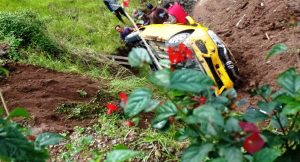 Diduga Salah Injak Pedal, Sebuah Mobil Terjun Bebas ke Area Kebun di Tawangmangu