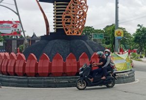 Rusak Usai Ditabrak Bus Pahala Kencana, Tugu Adipura Purwodadi Belum Diperbaiki