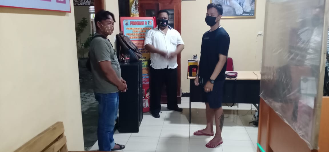 Anggota Polisi Polres Sragen berhasil menangkap pelaku Nurrohman Putra Bramasta alias Brambut (baju hitam), belum lama ini. (MUKHTARUL HAFIDH/LINGKAR.CO)