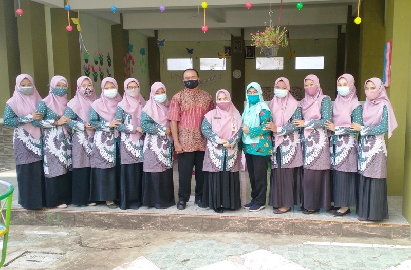 BERSAMA: Jajaran tenaga pendidik berfoto bersama di TK Muslimat NU Faidlurrahman belum lama ini.(MAULANA AINUL YAKIN/LINGKAR.CO)