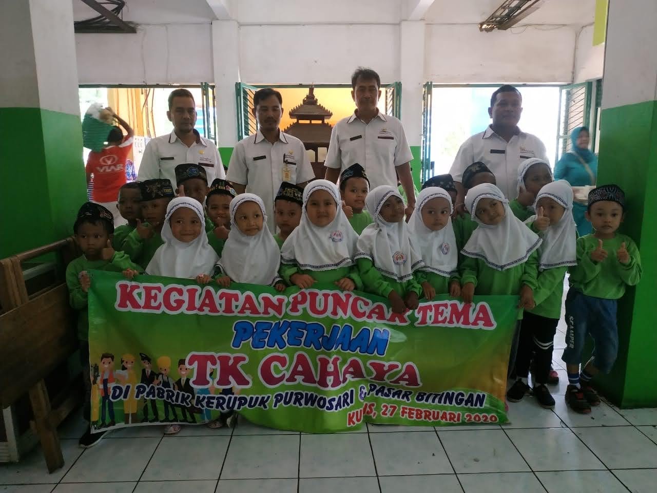 Siswa-siswi TK Cahaya saat melakukan kunjungan disalah satu industri kerupuk sebelum pandemi covid-19.(MAULANA AINUL YAKIN/LINGKAR.CO)