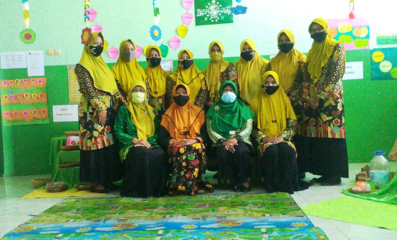 KOMPAK: Guru-guru TK Muslimat NU Roudlotut Tholibin berfoto bersama dengan menerapkan prokes baru-baru ini.(MAULANA AINUL YAKIN/LINGKAR.CO)