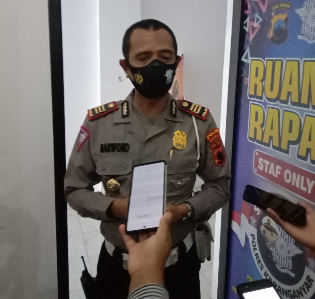 MENERANGKAN: Kasatlantas Polres Karanganyar, AKP Sarwoko. (PUJOKO/LINGKAR JATENG)