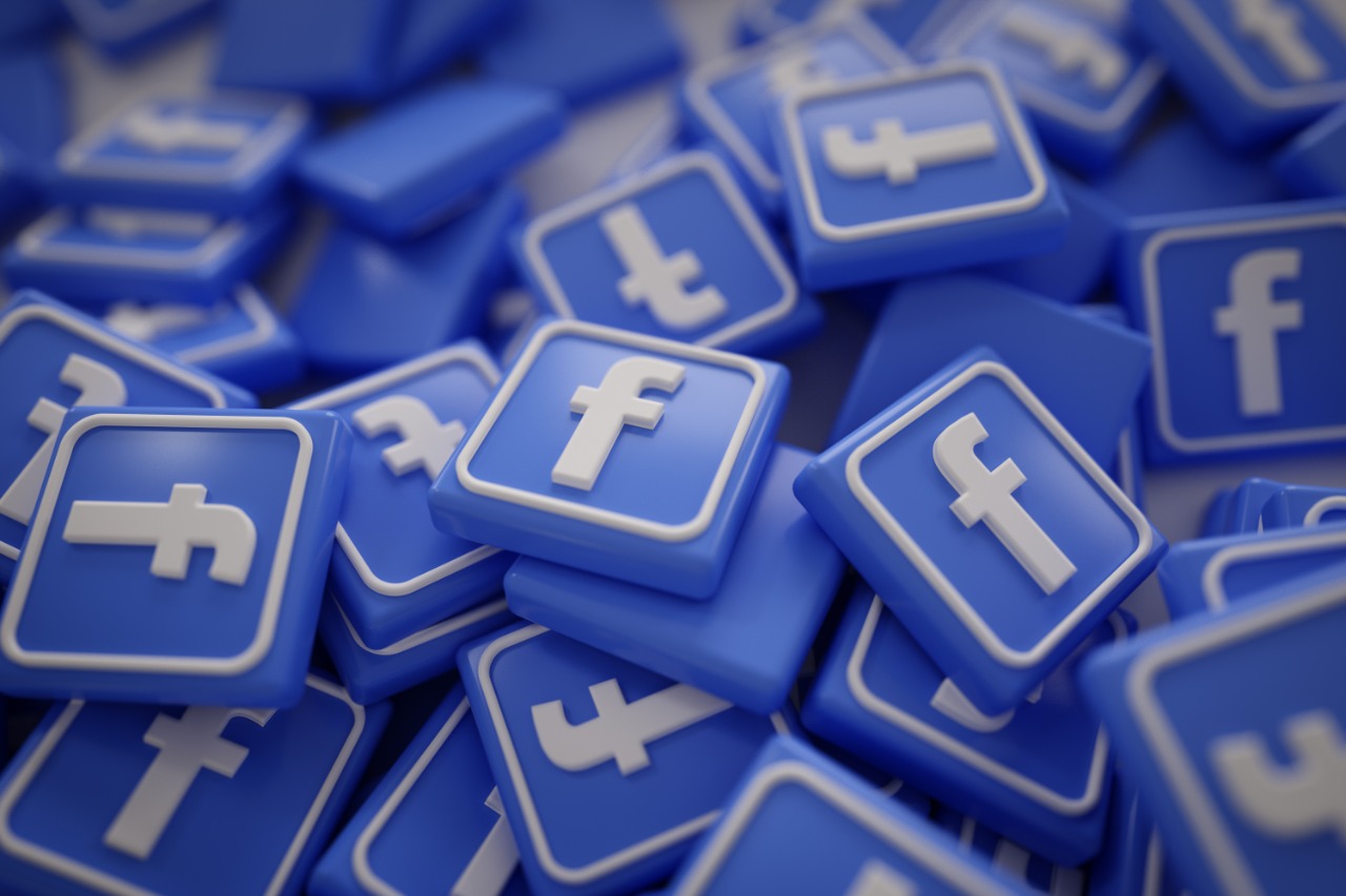 DICATUT: Akun Facebook Istri Bupati Karanganyar Siti Khomsiyah Dicatut Untuk Minta Uang dan Pulsa. (ISTIMEWA/LINGKAR.CO)